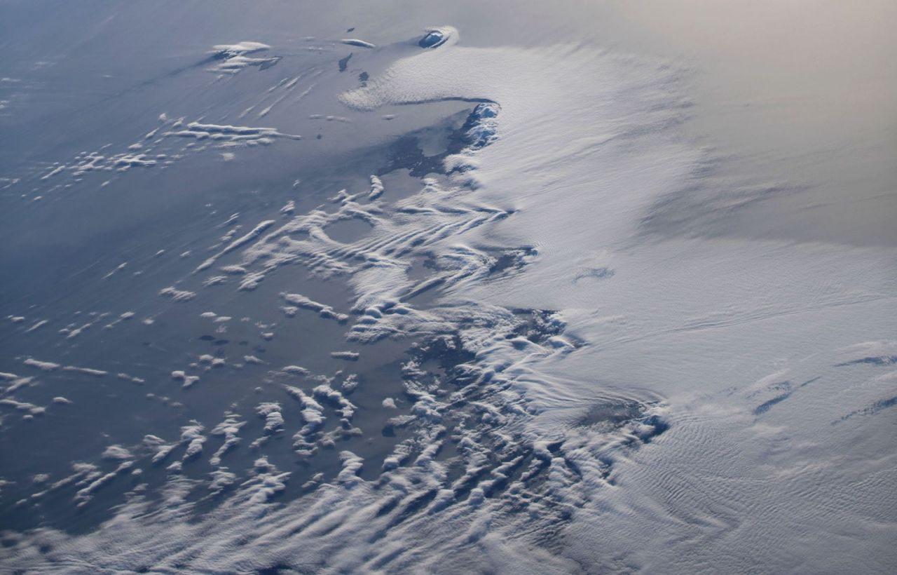 עננים יוצרים דפוסים באטמוספירה כשהם נעים מעל האיים האלאוטיים באלסקה  (צילום: נאס"א)